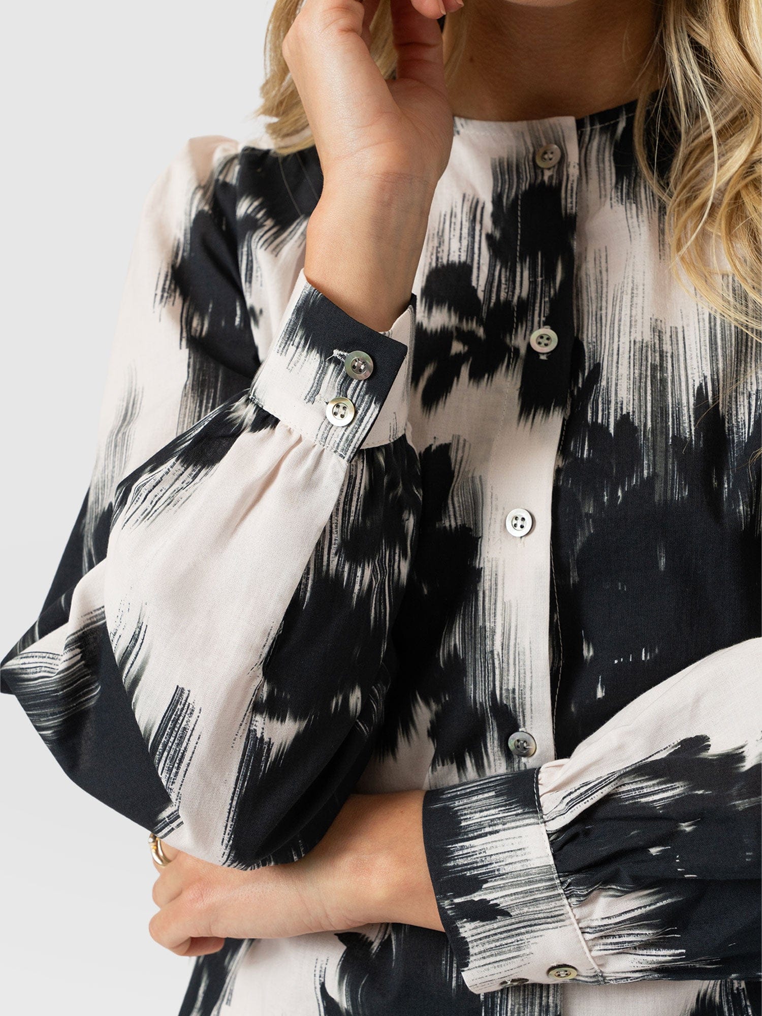 Amelie Blouse - White Fade Floral - Women's Blouses | Saint and Sofia® EU