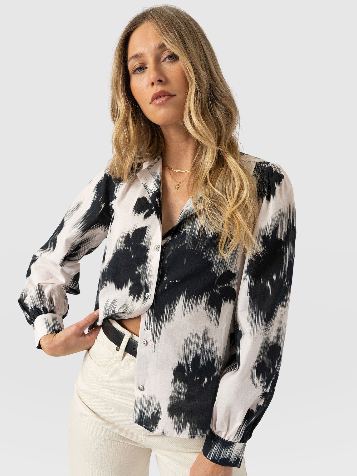 Amelie Blouse - White Fade Floral - Women's Blouses | Saint and Sofia® EU