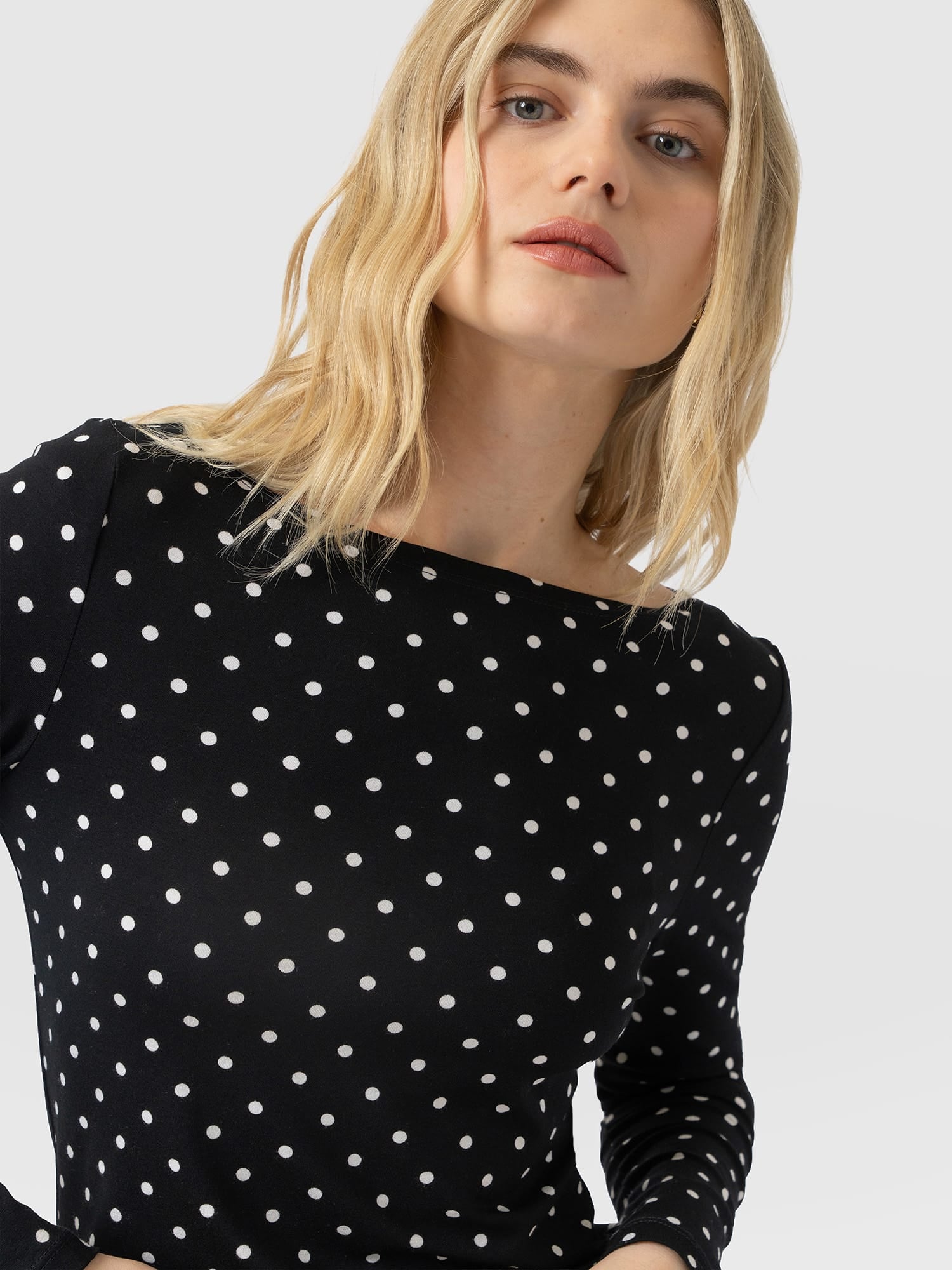 Austen Boat Neck Long Sleeve Tee - Black Polka Dot - Women's T-shirts | Saint and Sofia® EU