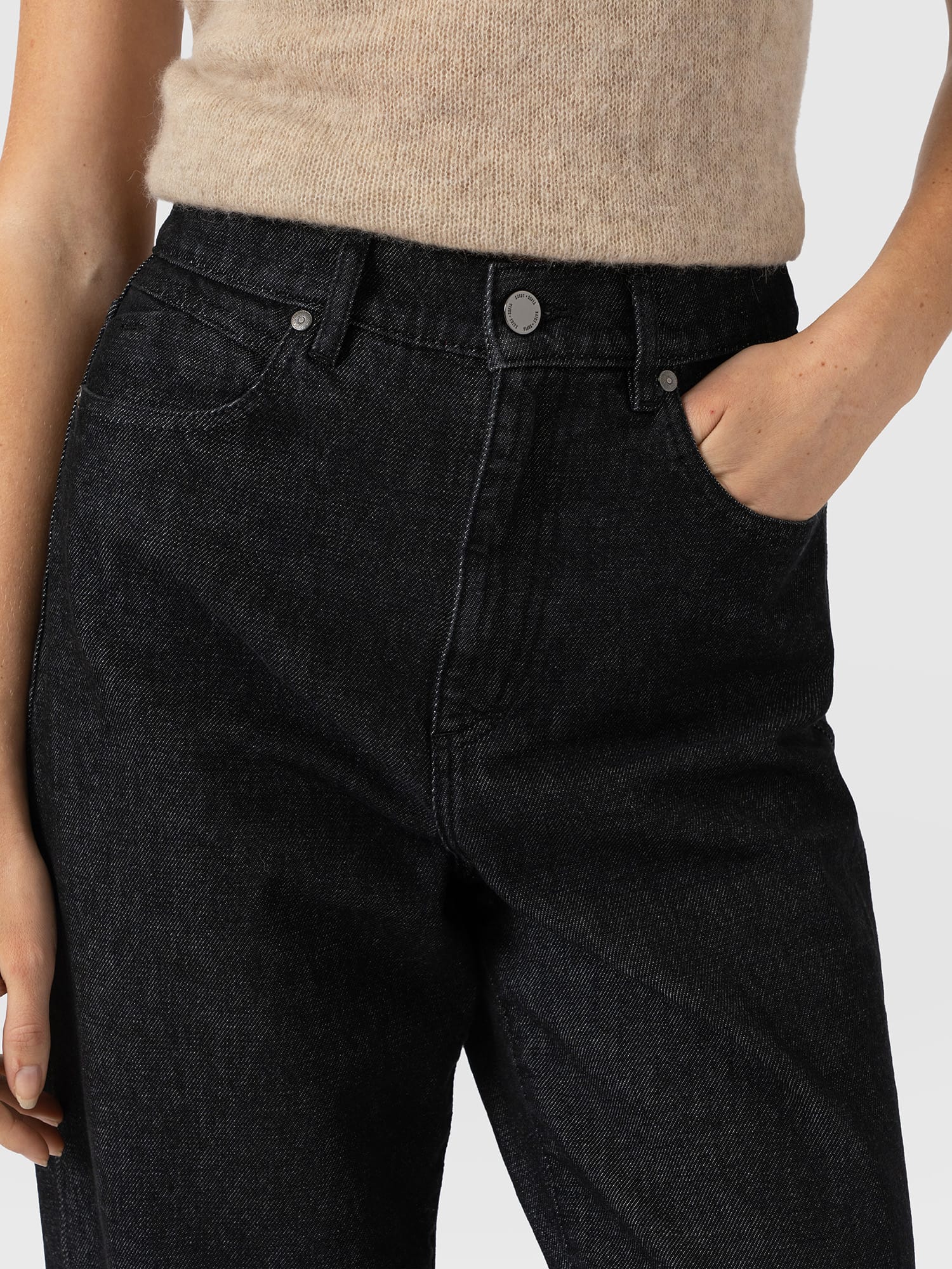 Barrel Leg Jean - Black - Women's Jeans | Saint and Sofia® EU