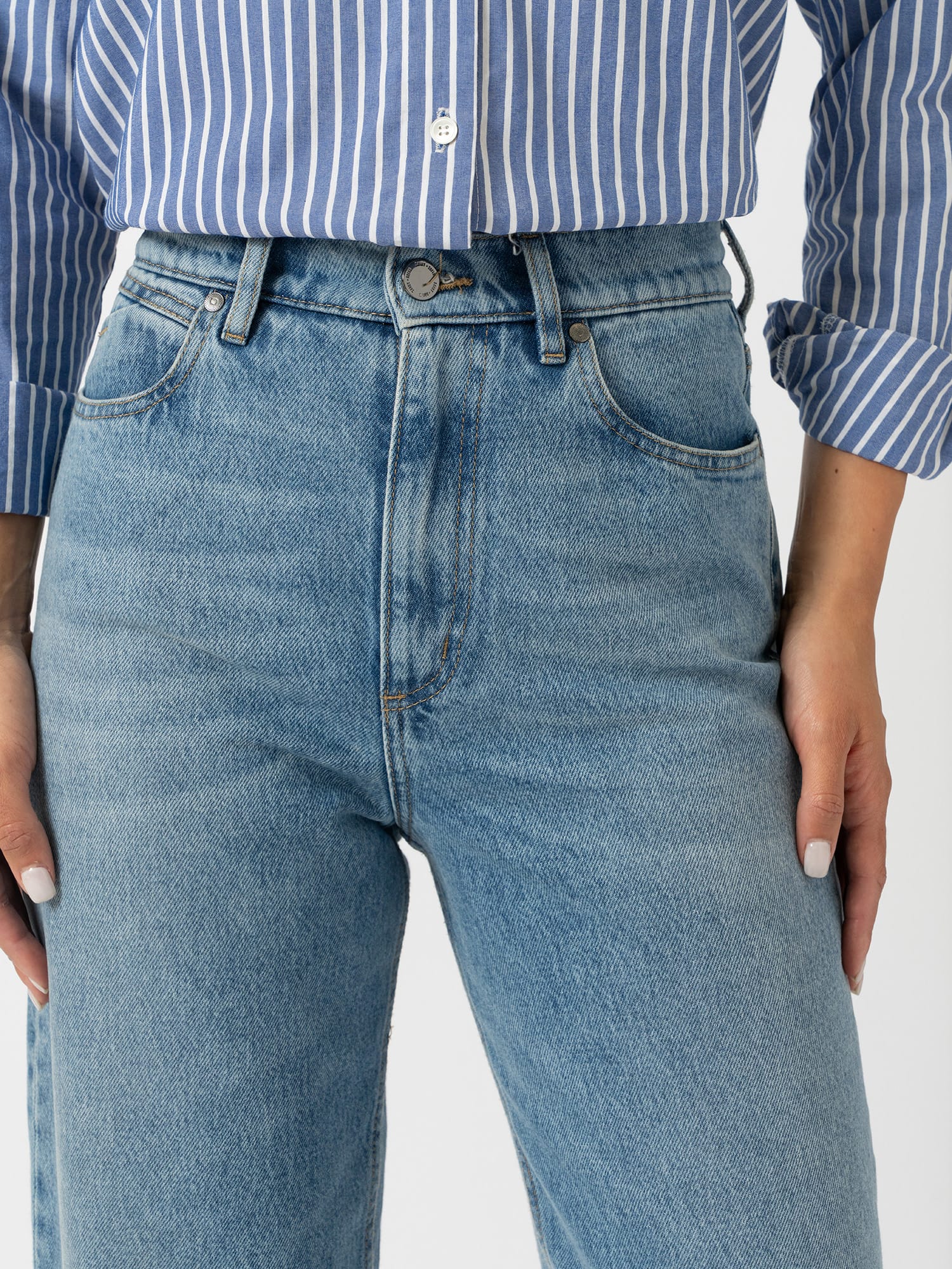 Barrel Leg Jean - Light Blue - Women's Denims | Saint and Sofia® EU