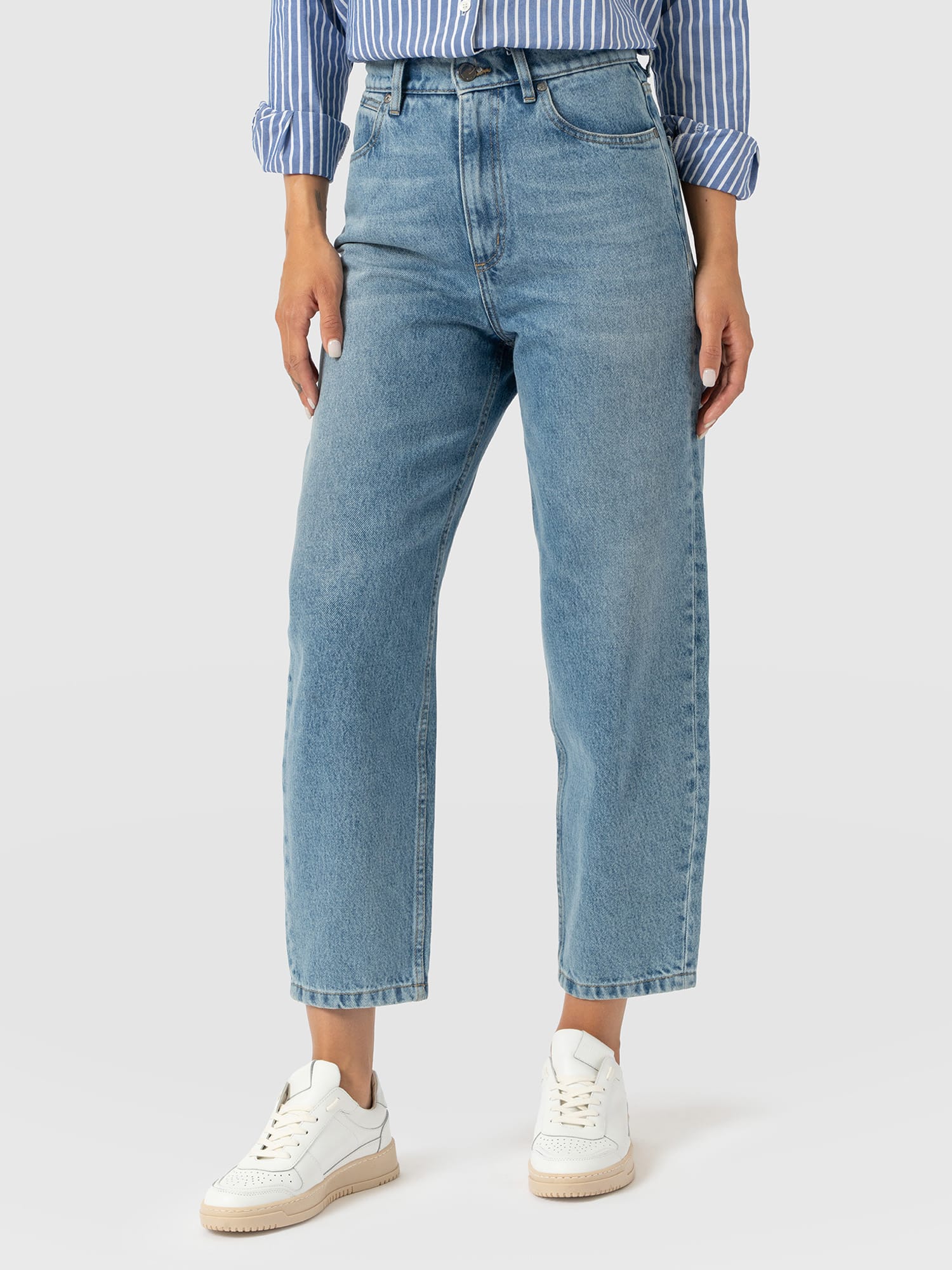 Barrel Leg Jean - Light Blue - Women's Denims | Saint and Sofia® EU