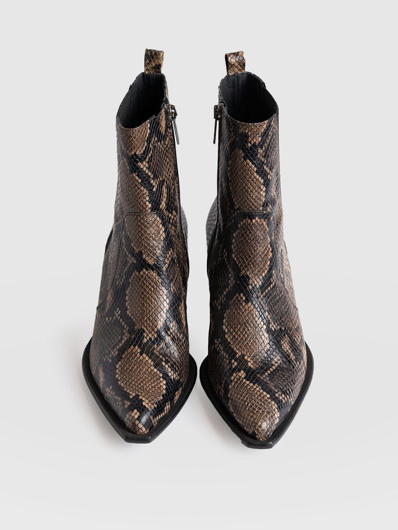 Billie Snake Boot Taupe - Women's Leather Boots | Saint + Sofia® EU