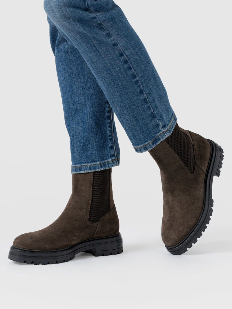Carnaby Chelsea Boot - Chocolate Suede - Women's Shoes | Saint + Sofia® EU