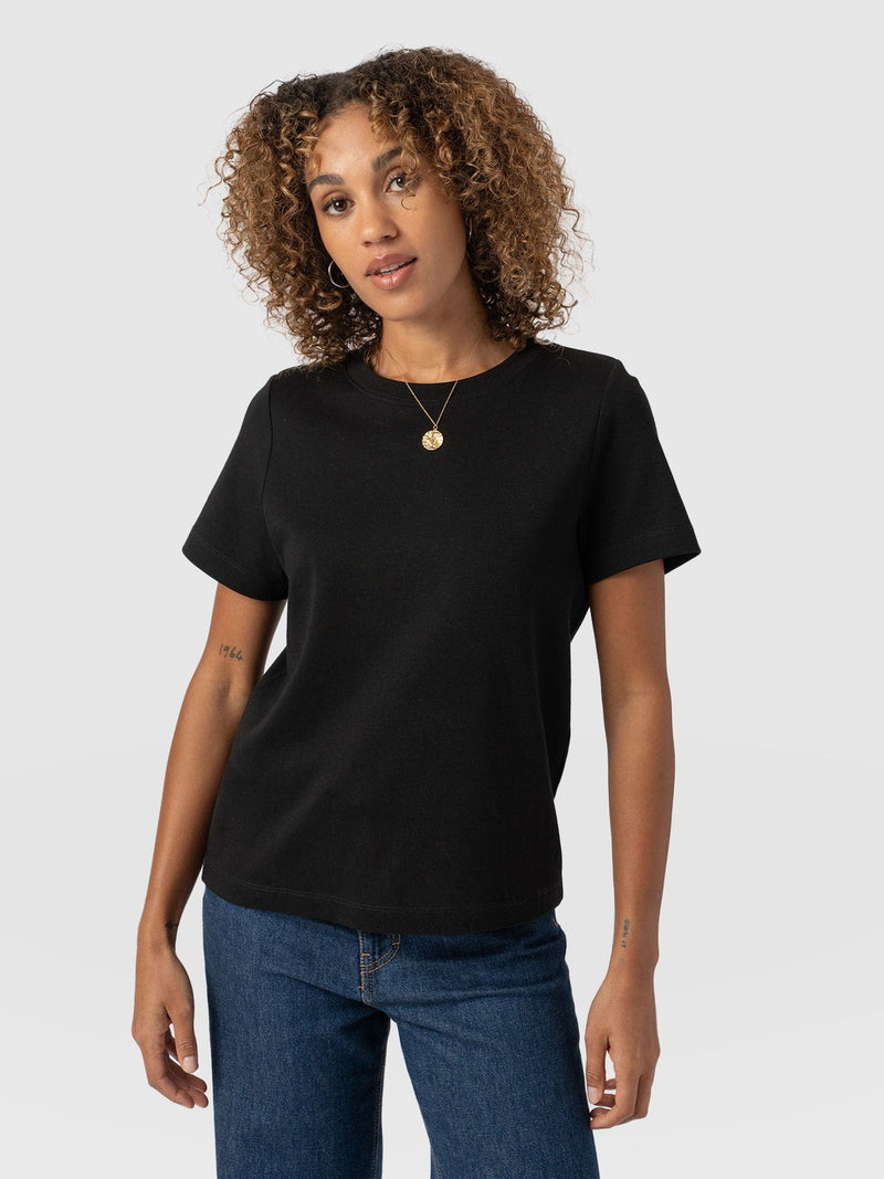 Chelsea Crew Neck Tee Black - Women's T-Shirts | Saint and Sofia® EU