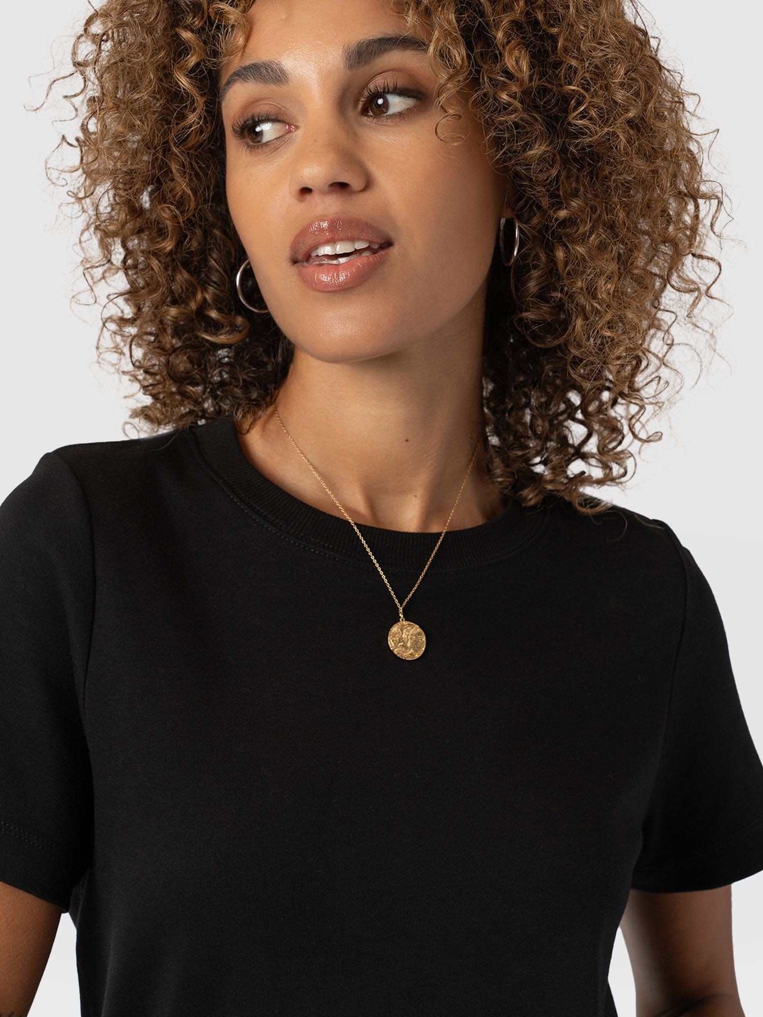 Chelsea Crew Neck Tee Black - Women's T-Shirts | Saint and Sofia® EU