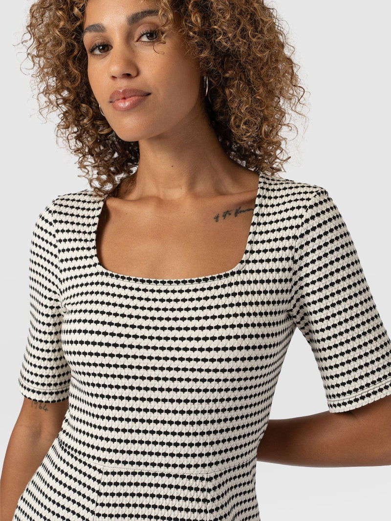Darcey Short Sleeve Flared Dress Monochrome Jacquard - Women's Dresses | Saint + Sofia® EU