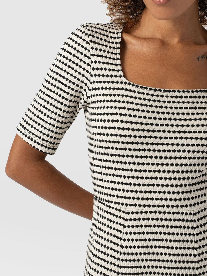Darcey Short Sleeve Flared Dress Monochrome Jacquard - Women's Dresses | Saint + Sofia® EU