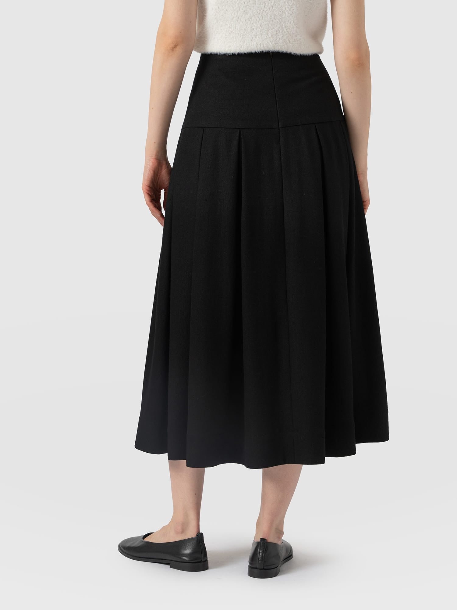 Everly Pleated Skirt - Black - Women's Skirts | Saint and Sofia® EU