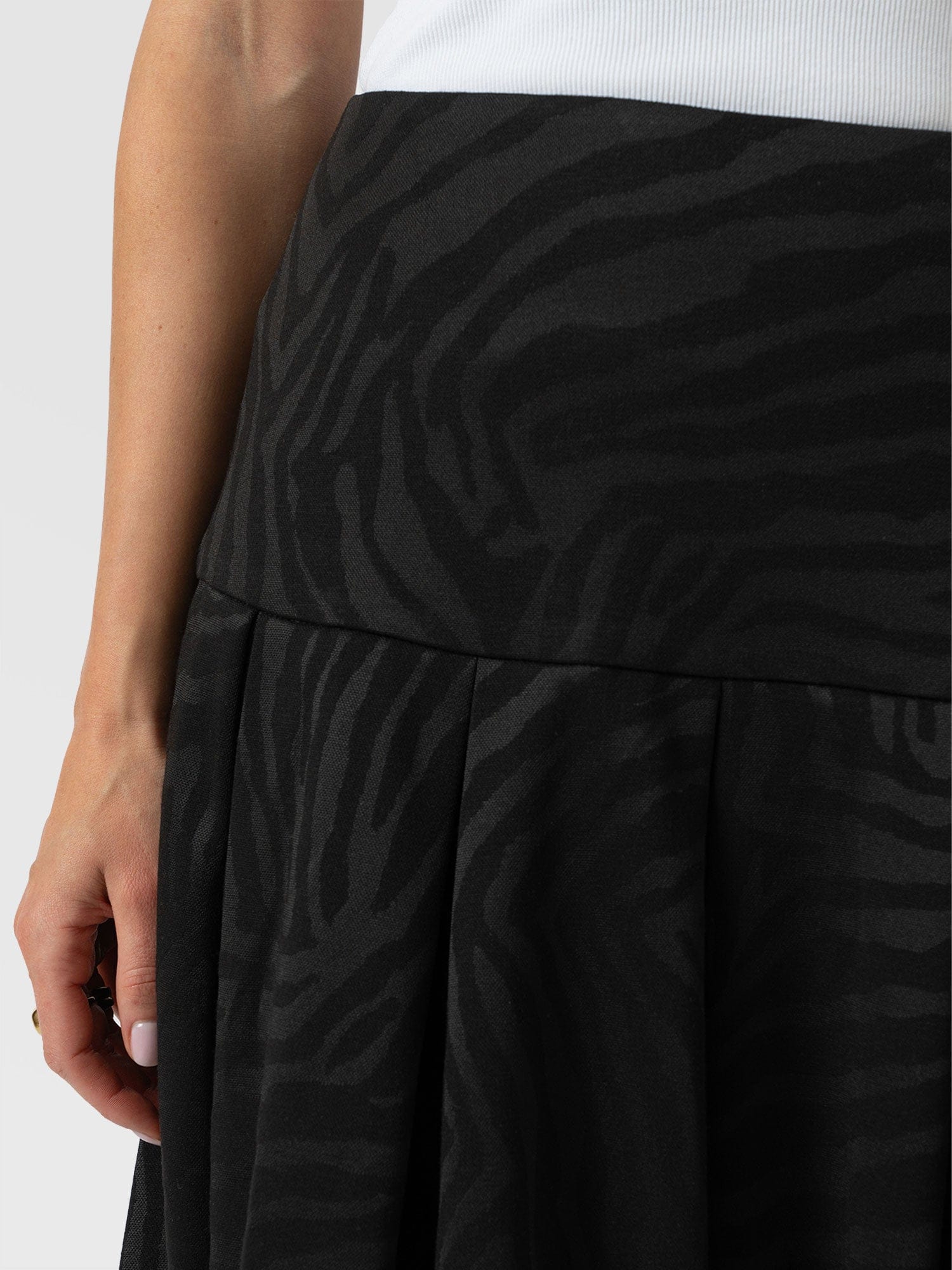 Everly Pleated Skirt Black Zebra - Women's Skirts | Saint and Sofia® EU