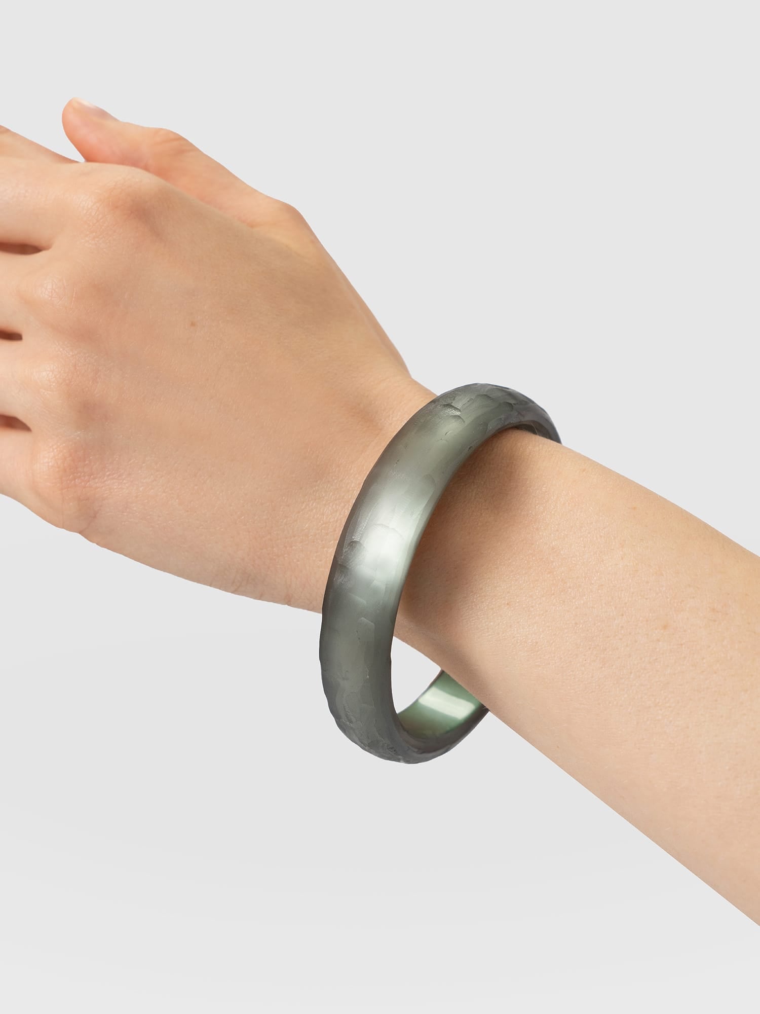 Hammered Bangle - Green - Women's Jewellers | Saint and Sofia® EU