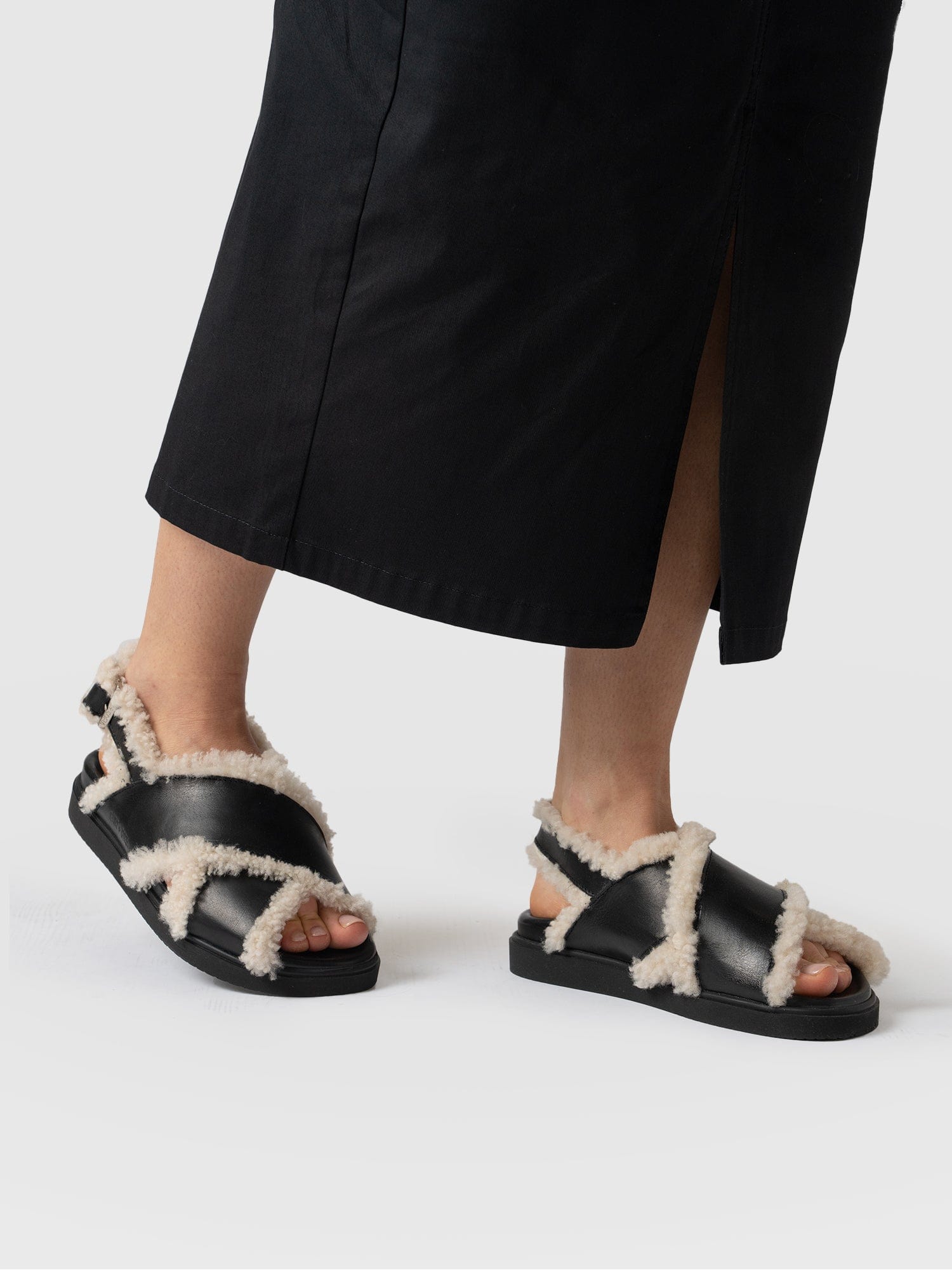 Isla Shearling Sandal Black - Women's Sandals | Saint + Sofia® EU