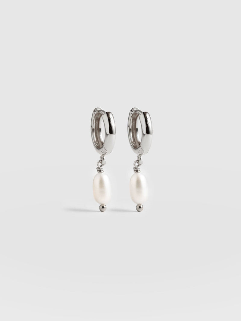 Jacqueline Pearl Huggie Earrings Silver - Women's Jewellery | Saint + Sofia® EU
