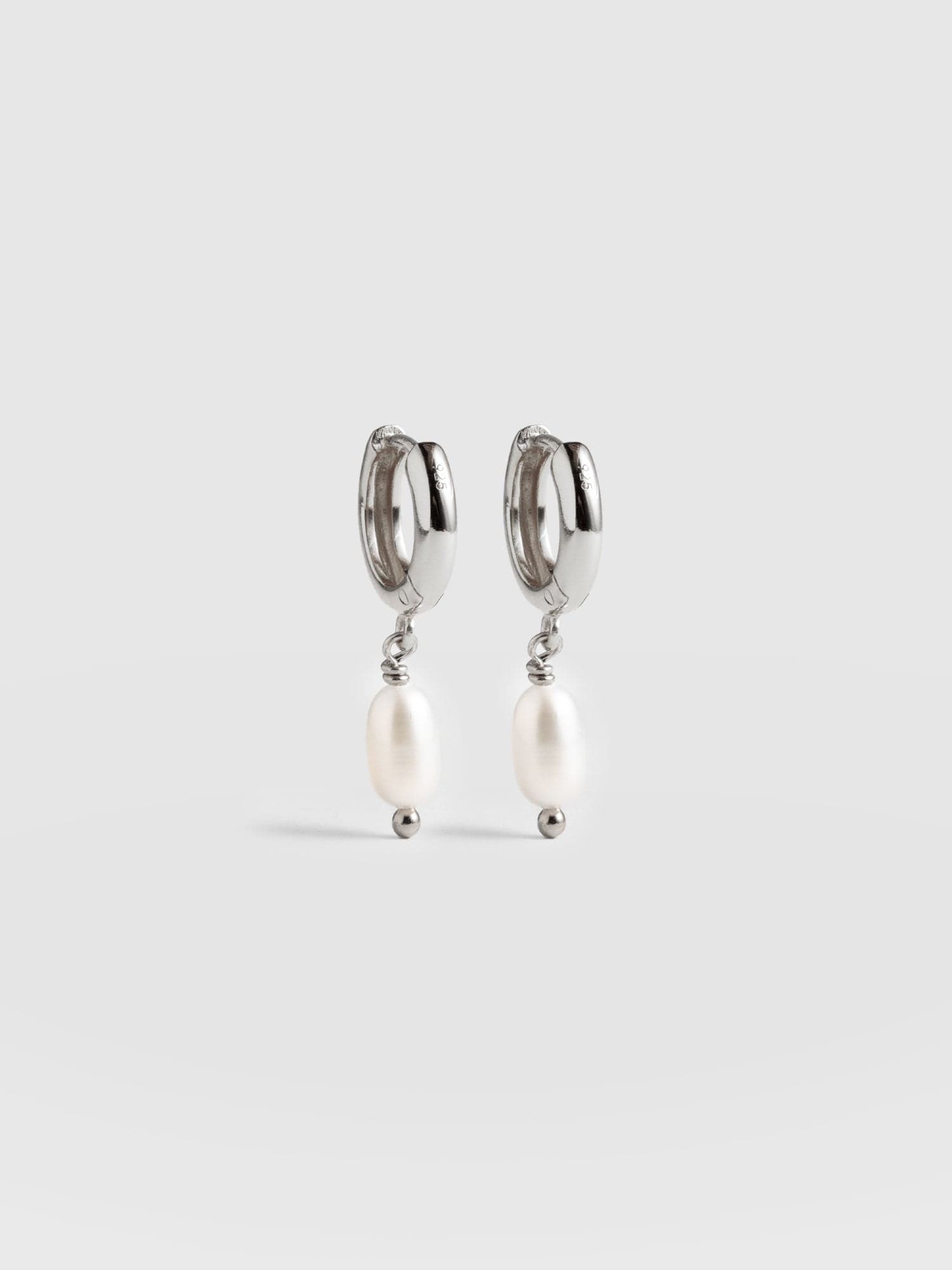 Jacqueline Pearl Huggie Earrings Silver - Women's Jewellery | Saint + Sofia® EU
