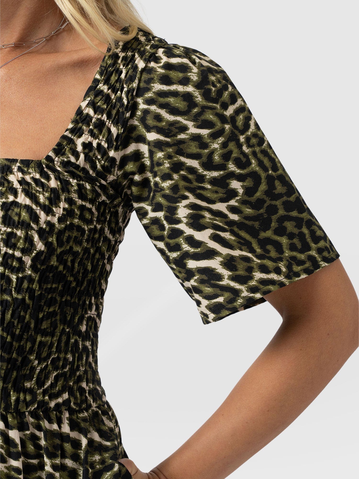Maya Shirring Short Sleeve Dress - Green Leopard - Women's Dresses | Saint + Sofia® EU