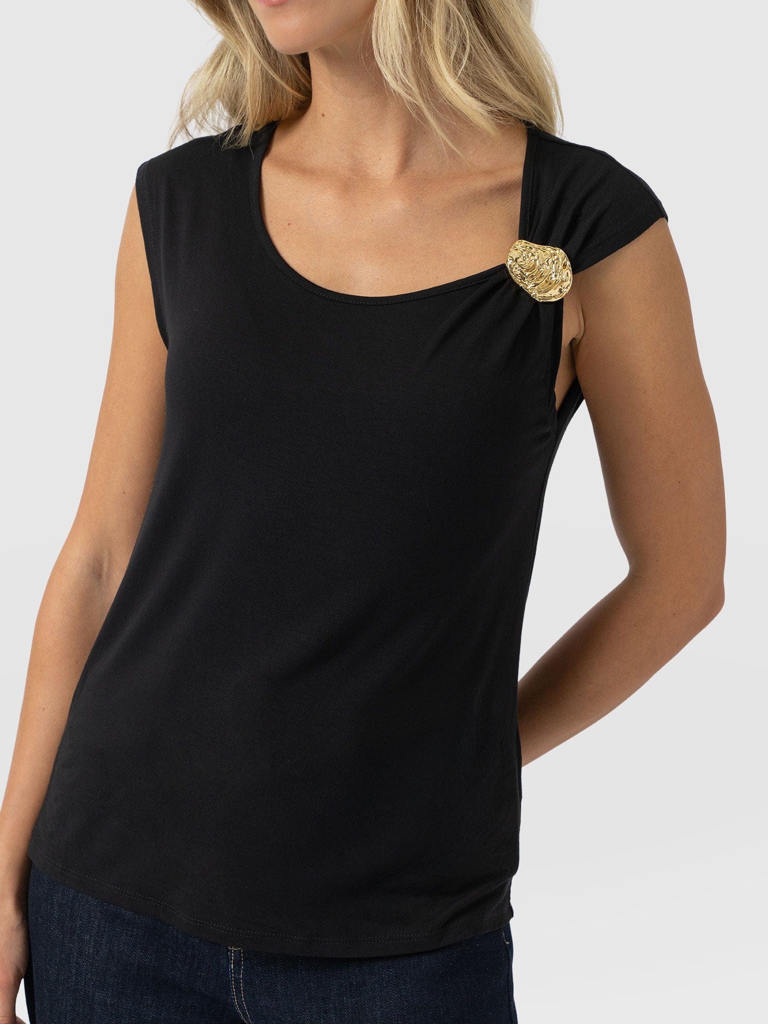 Mia Asymmetric Tee - Black - Women's T-shirts | Saint + Sofia® EU