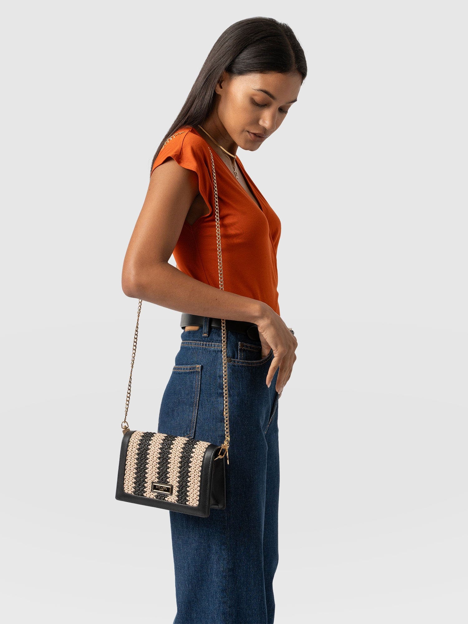 Primrose Wallet on Chain - Beige/Black Raffia - Women's Bags | Saint + Sofia® EU