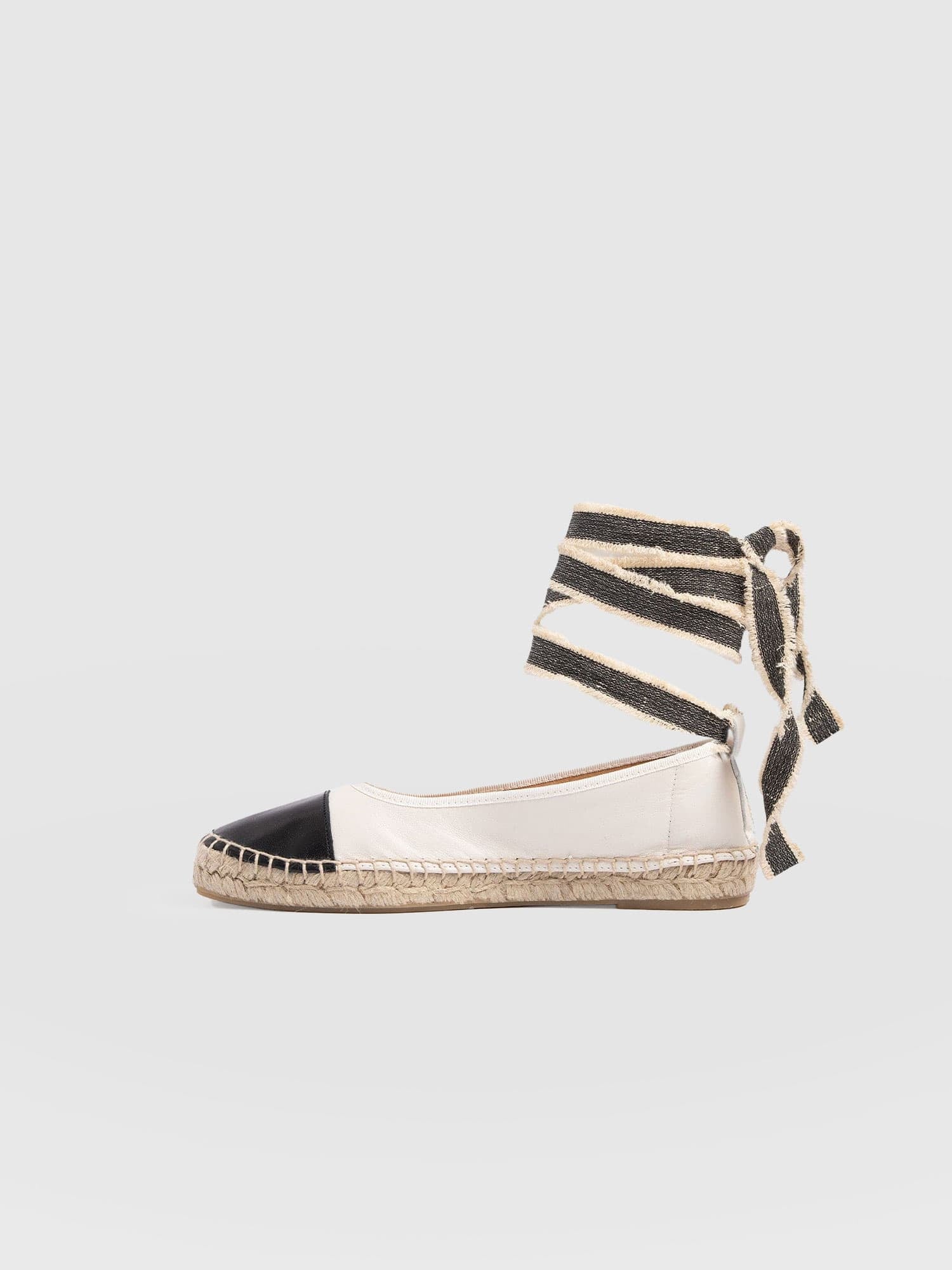 Rowe Espadrille Tie Pumps - Cream/Black - Women's Sandalss | Saint + Sofia® EU