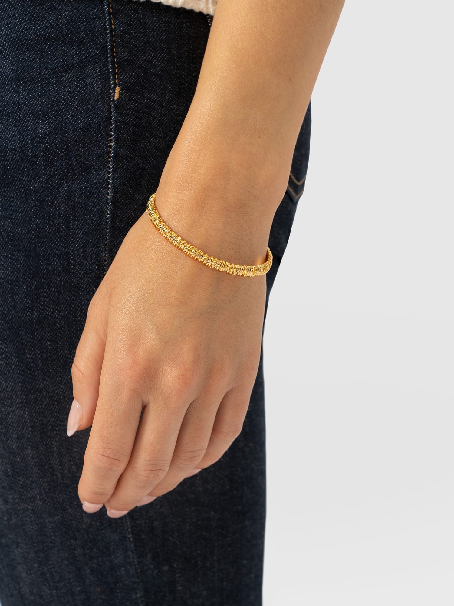 Swirl Bangle - Gold - Women's Jewellers | Saint and Sofia® EU