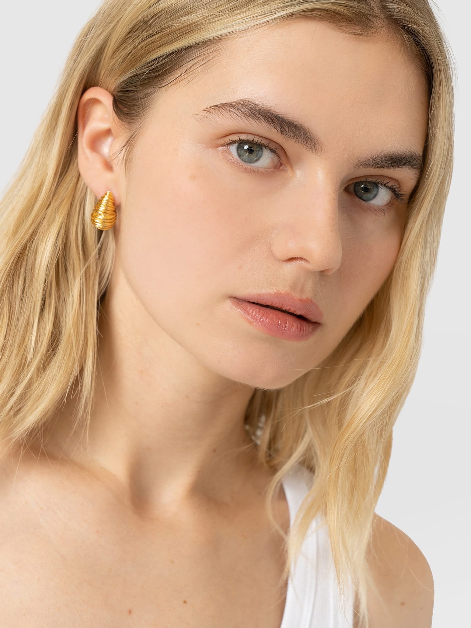 Teardrop Swirl Earrings - Gold - Women's Jewellers | Saint and Sofia® EU