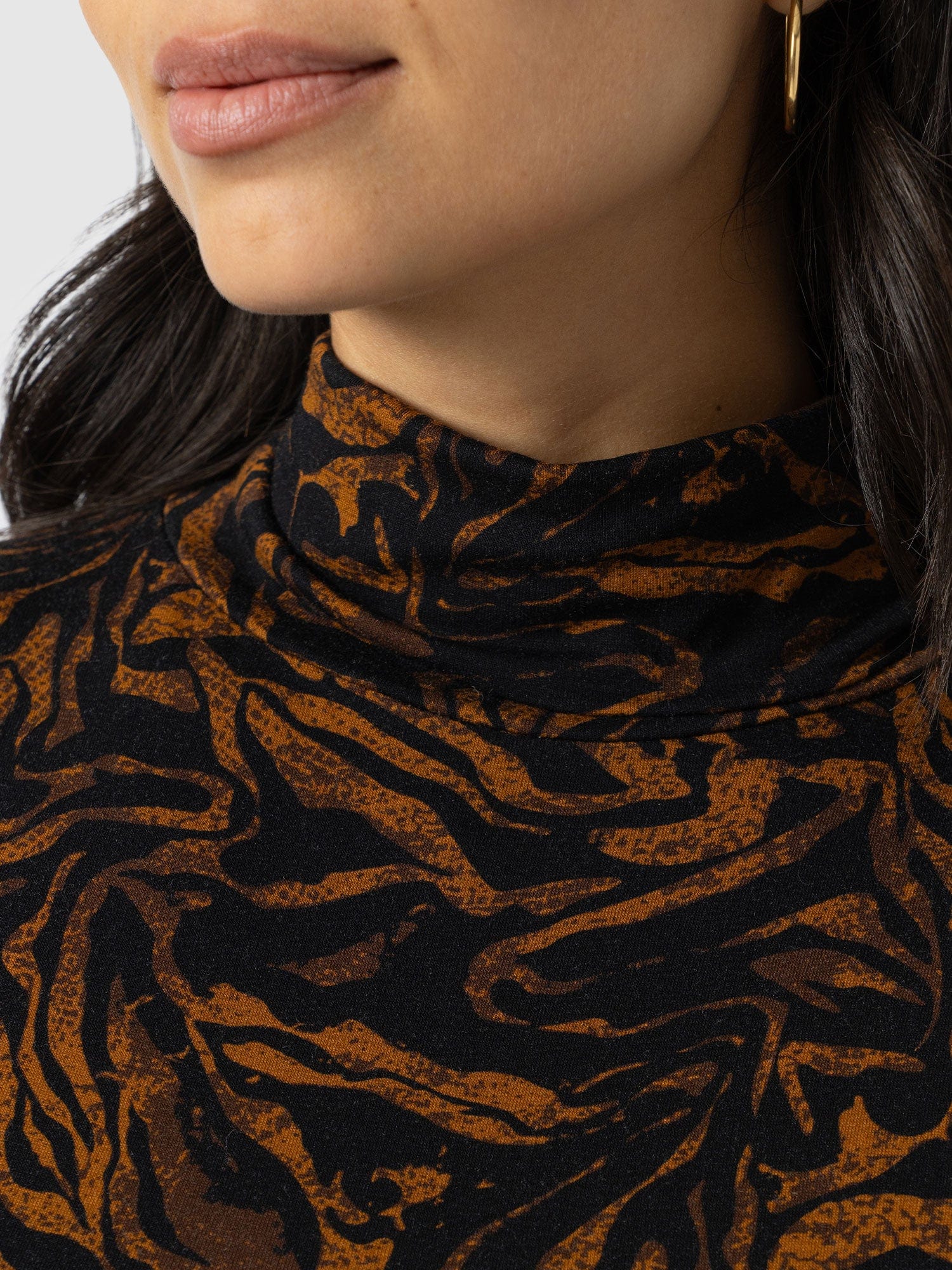 Tempest Roll Neck - Brown Zebra - Women's T-shirts | Saint + Sofia® EU
