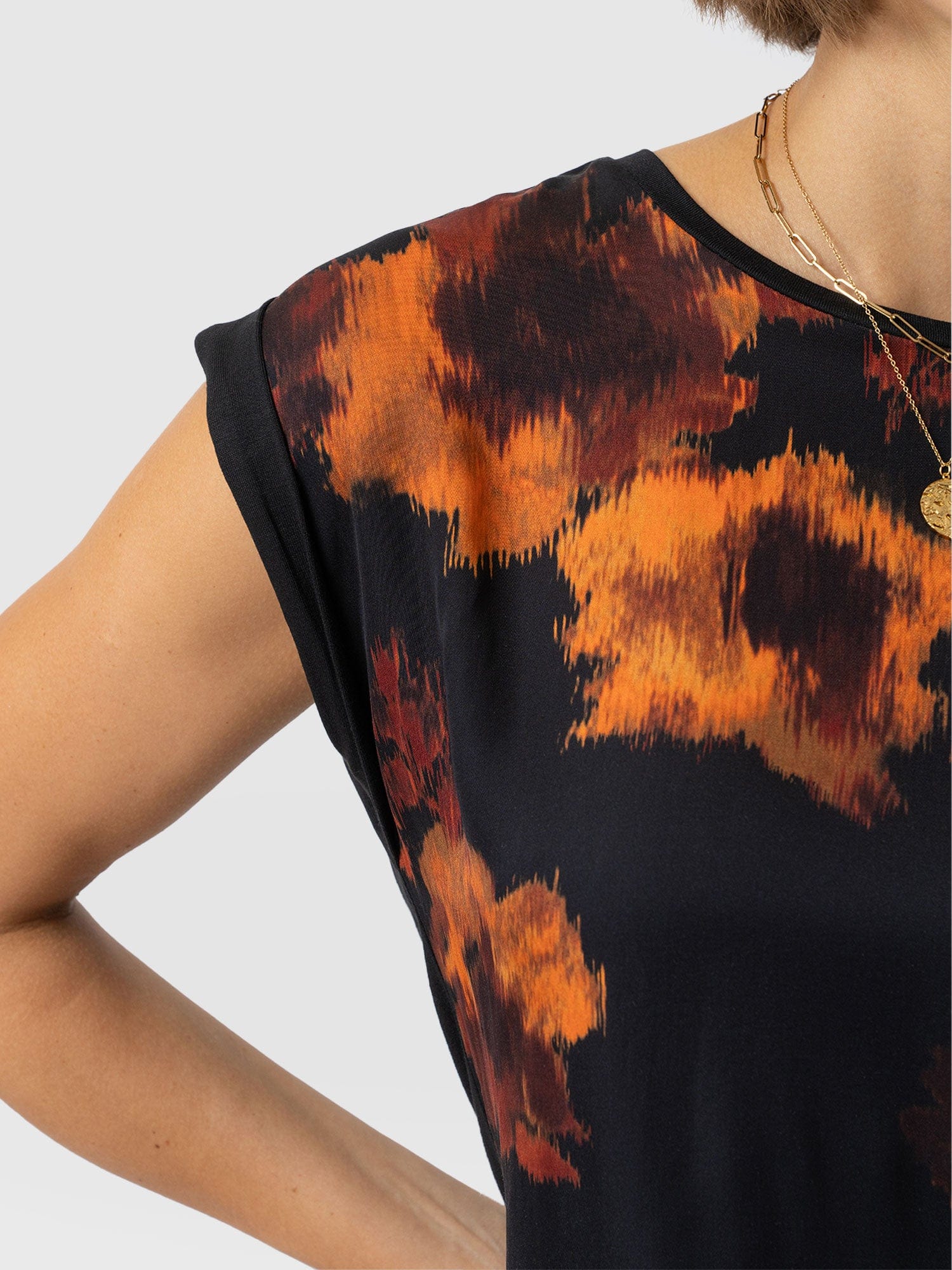 Turn Up Contrast Tee - Autumn Floral - Women's T-shirts | Saint and Sofia® EU