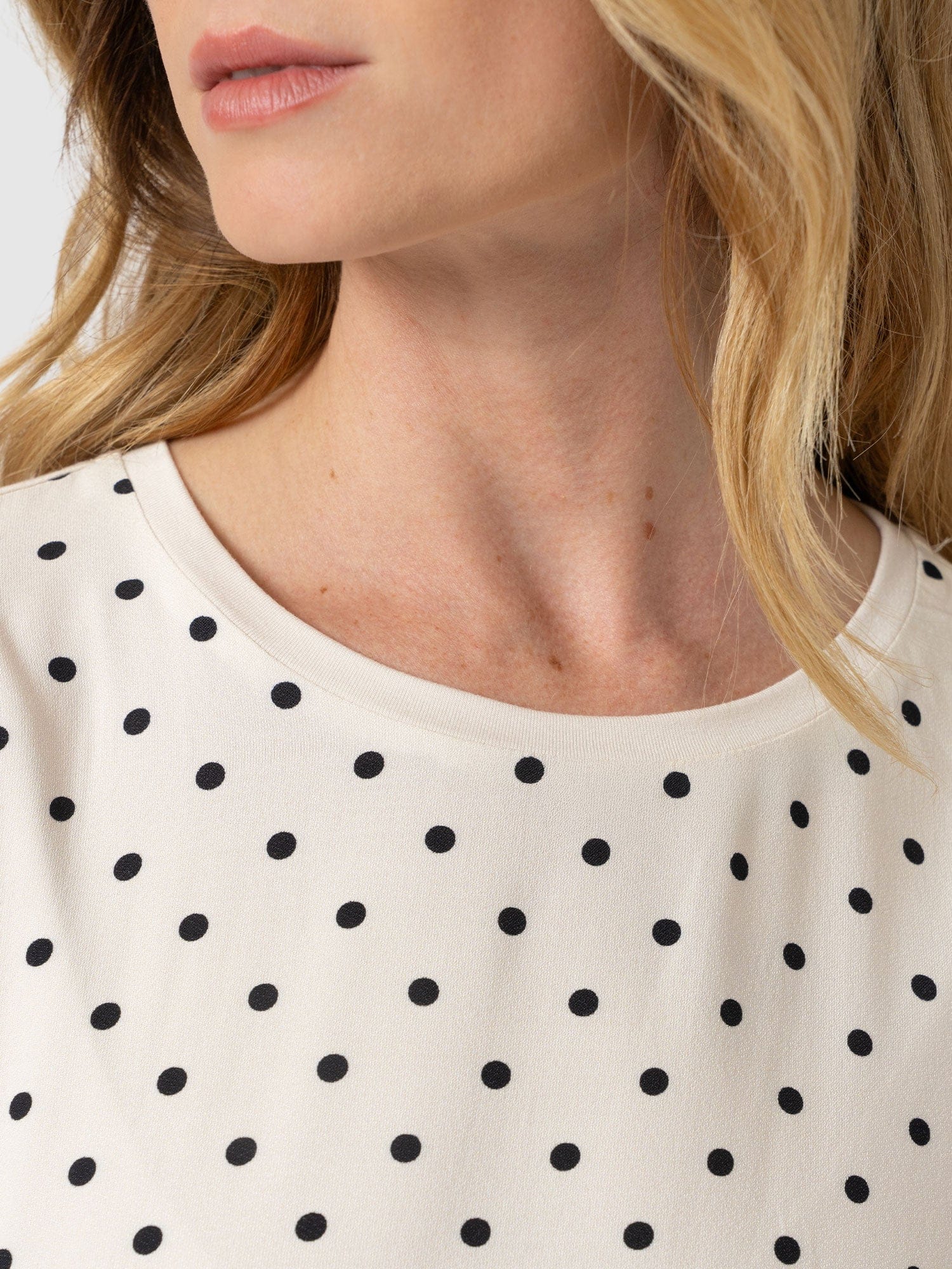 Turn Up Contrast Tee - Cream Polka Dot - Women's T-shirts | Saint + Sofia® EU