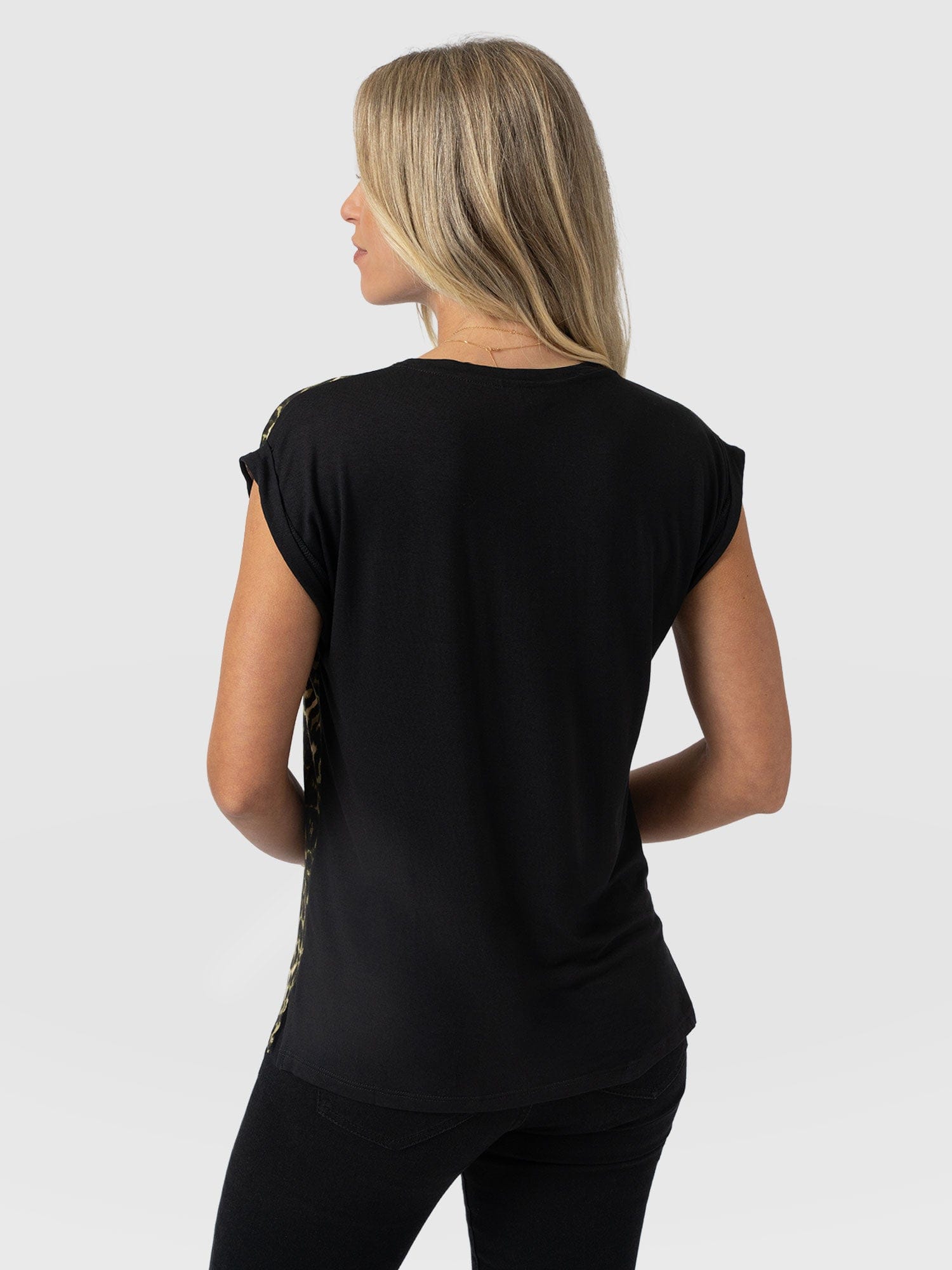 Turn Up Contrast Tee - Green Leopard - Women's T-shirts | Saint + Sofia® EU