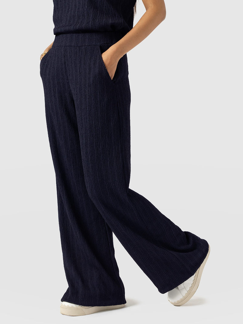 Victory Straight Leg Pant - Navy Textured - Women's Trousers | Saint + Sofia® EU