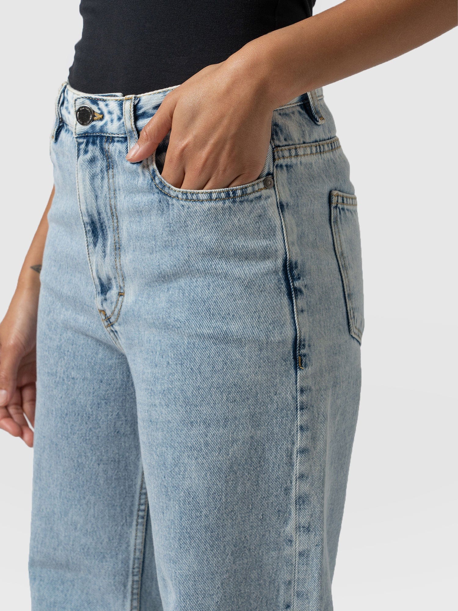 Adjustable Wide Leg Jeans Pale Blue - Women's Jeans | Saint + Sofia® EU