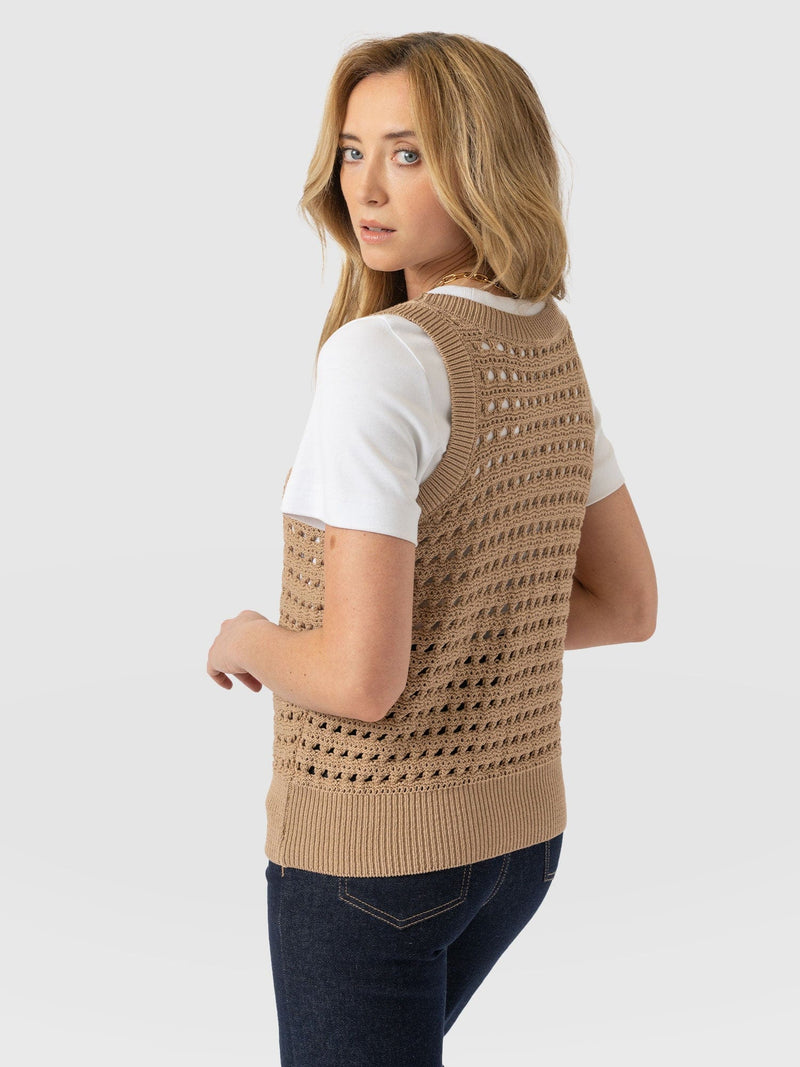 Adler Sleeveless Knit Camel - Women's Vests | Saint + Sofia® EU