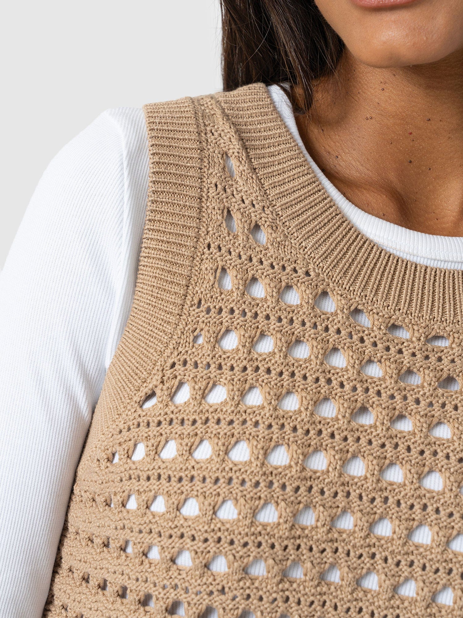 Adler Sleeveless Knit Camel - Women's Vests | Saint + Sofia® EU