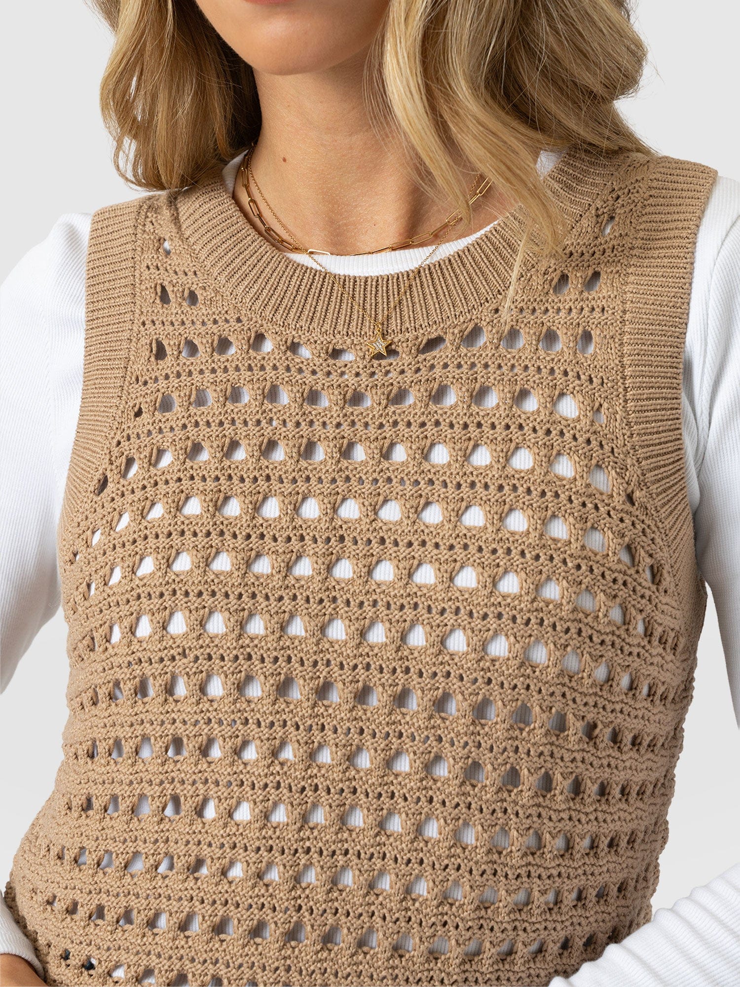 Adler Sleeveless Knit Camel - Women's Vests | Saint + Sofia® EU