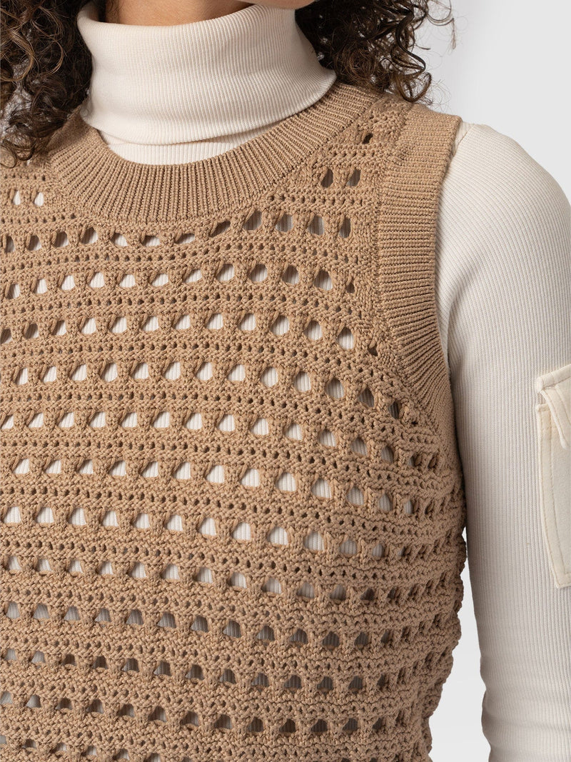 Adler Sleeveless Knit Tan - Women's Vests | Saint + Sofia® EU