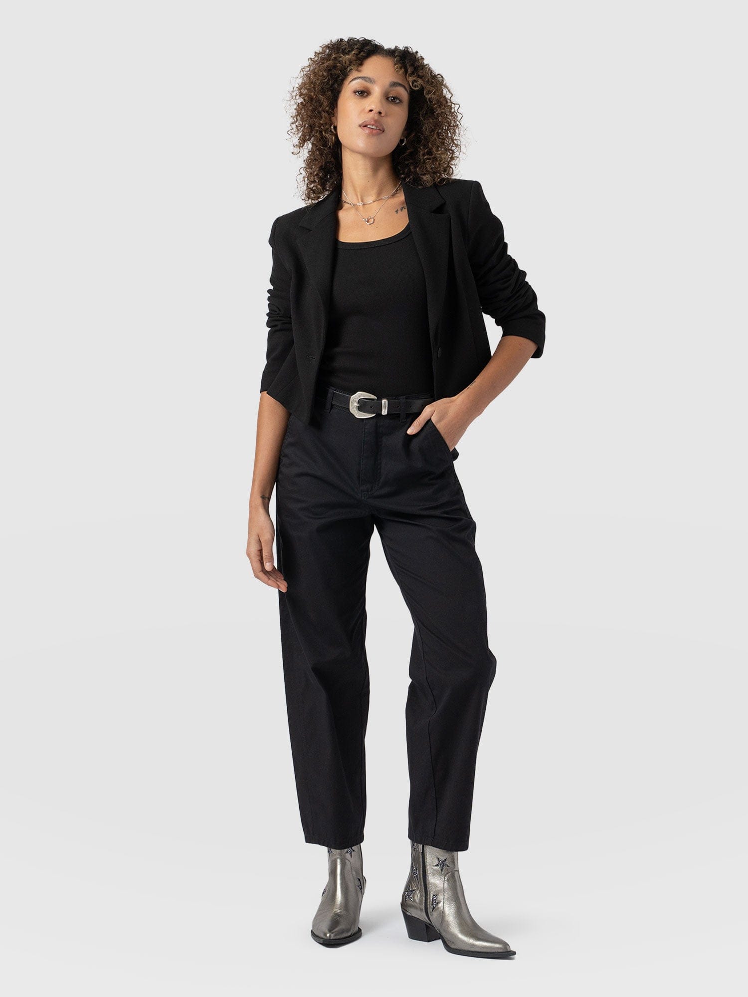 Alma Barrel Leg Chino Black - Women's Trousers | Saint + Sofia® EU