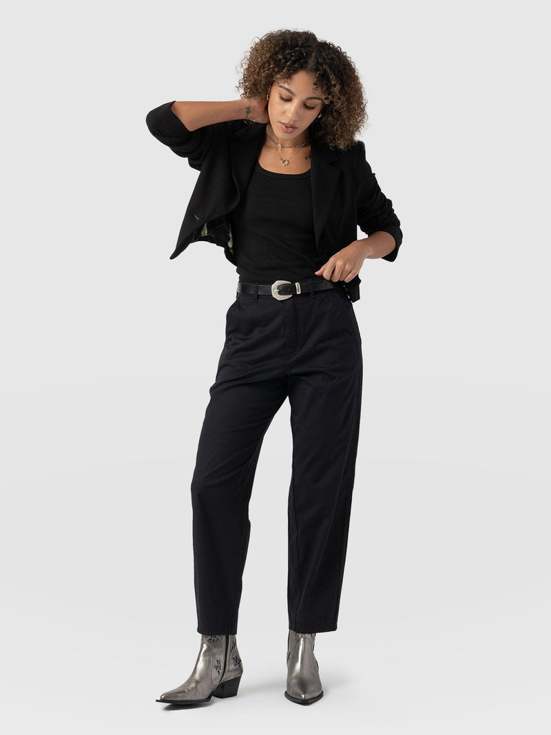 Alma Barrel Leg Chino Black - Women's Trousers | Saint + Sofia® EU