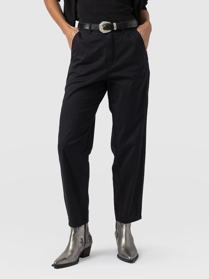 Alma Barrel Leg Chino Black - Women's Trousers | Saint + Sofia® EU