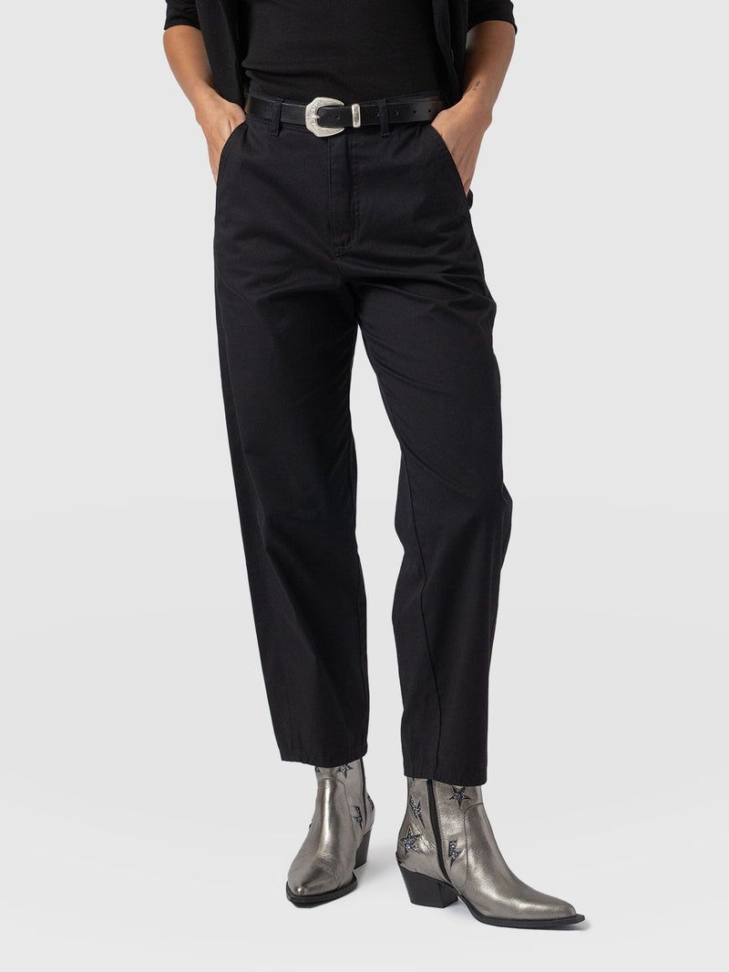 Alma Barrel Leg Chino Black - Women's Trousers | Saint + Sofia® EU