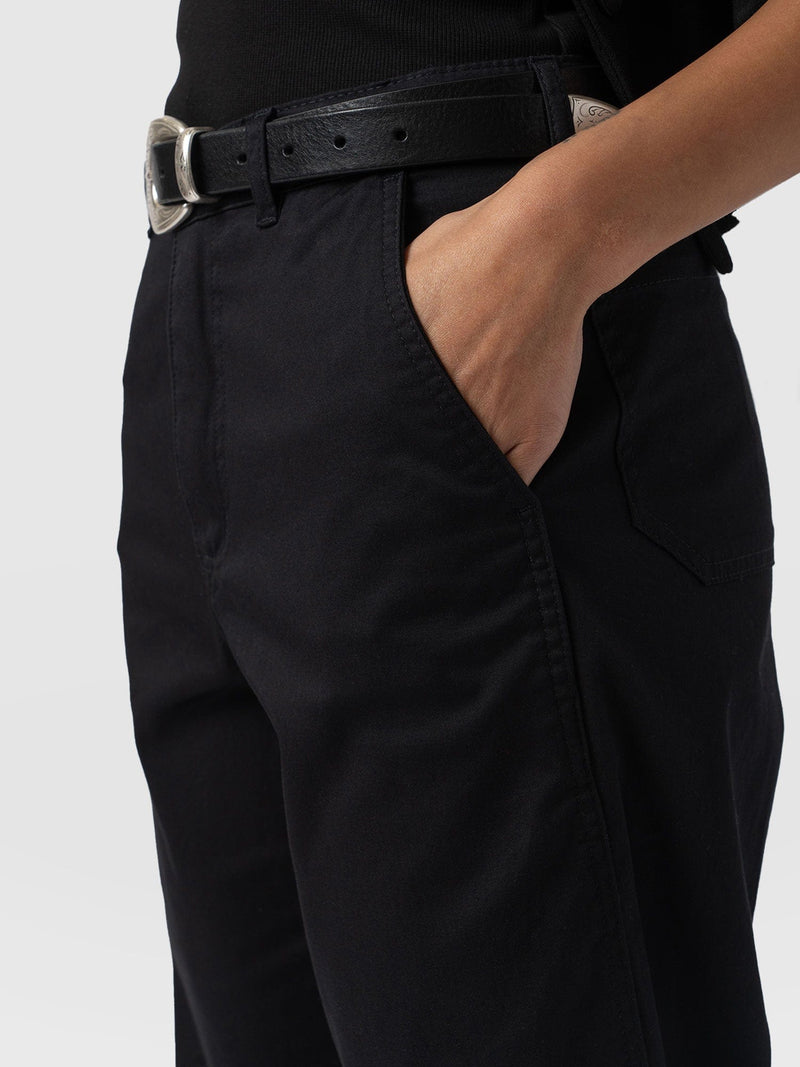 Alma Barrel Leg Chino Black - Women's Trousers | Saint + Sofia® EU