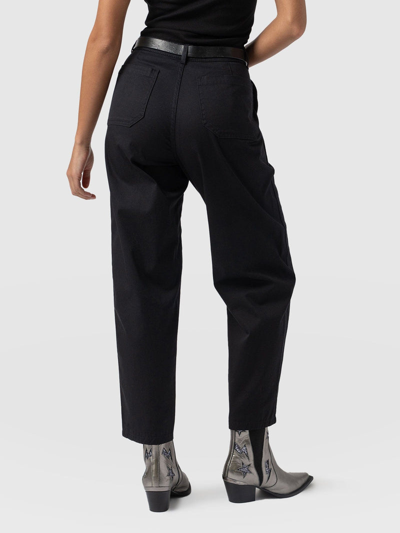 Alma Barrel Leg Chino Black - Women's Trousers | Saint + Sofia® EU