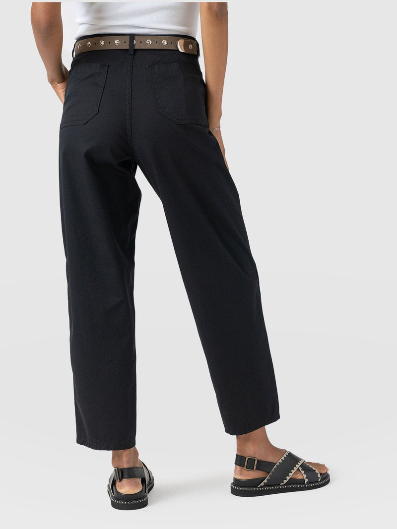 Alma Barrel Leg Chino Black - Women's Trousers | Saint + Sofia® EU