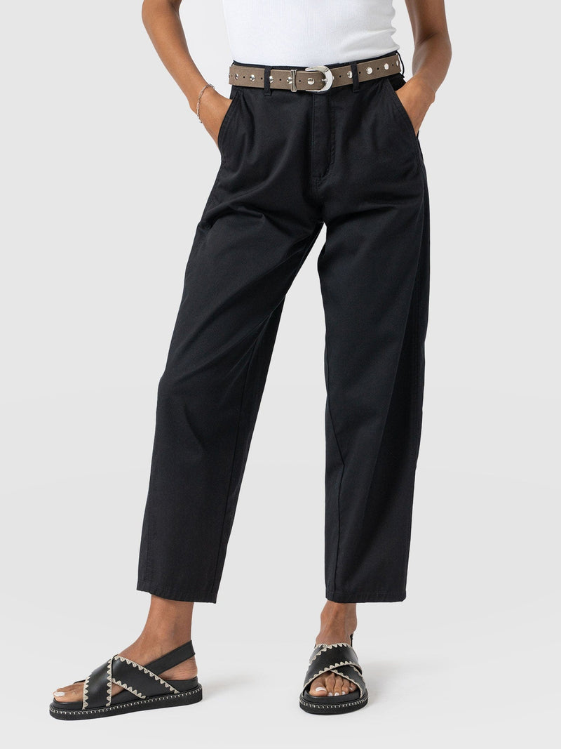 Alma Barrel Leg Chino Black - Women's Trousers | Saint + Sofia® EU