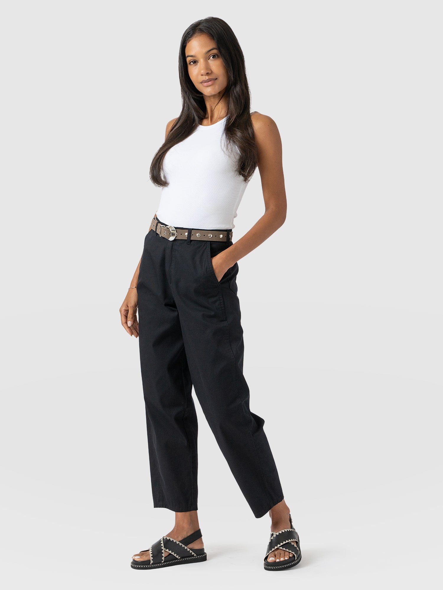 Alma Barrel Leg Chino Black - Women's Trousers | Saint + Sofia® EU