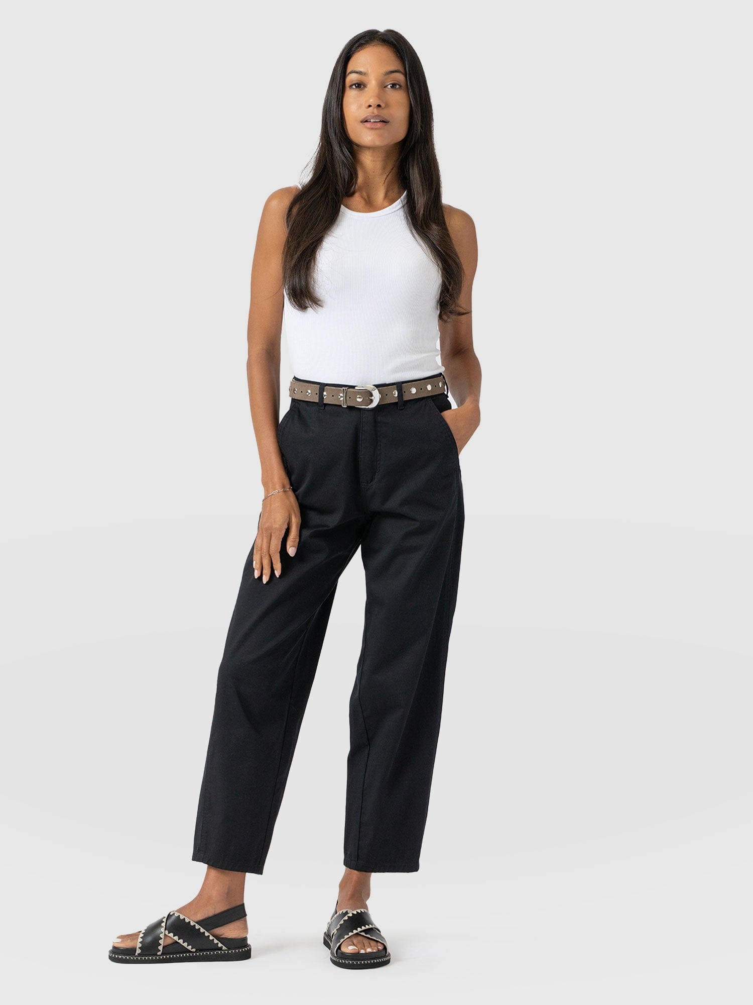 Alma Barrel Leg Chino Black - Women's Trousers | Saint + Sofia® EU