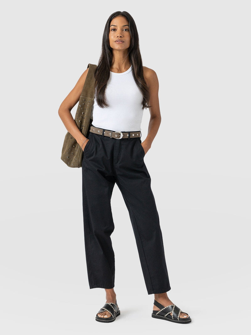 Alma Barrel Leg Chino Black - Women's Trousers | Saint + Sofia® EU