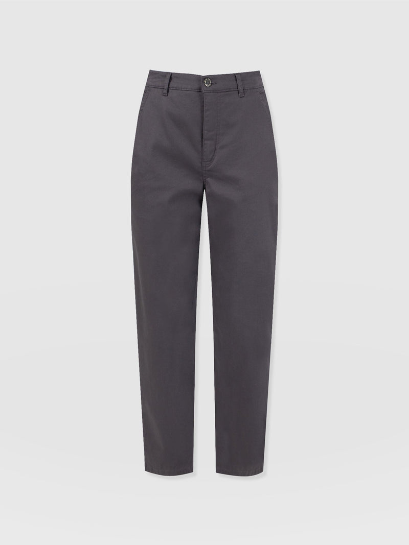 Alma Barrel Leg Chino Charcoal - Women's Trousers | Saint + Sofia® EU