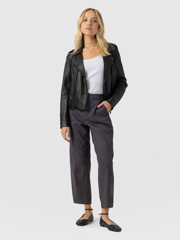 Alma Barrel Leg Chino Charcoal - Women's Trousers | Saint + Sofia® EU