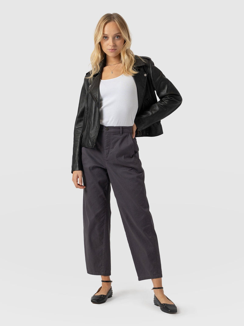 Alma Barrel Leg Chino Charcoal - Women's Trousers | Saint + Sofia® EU