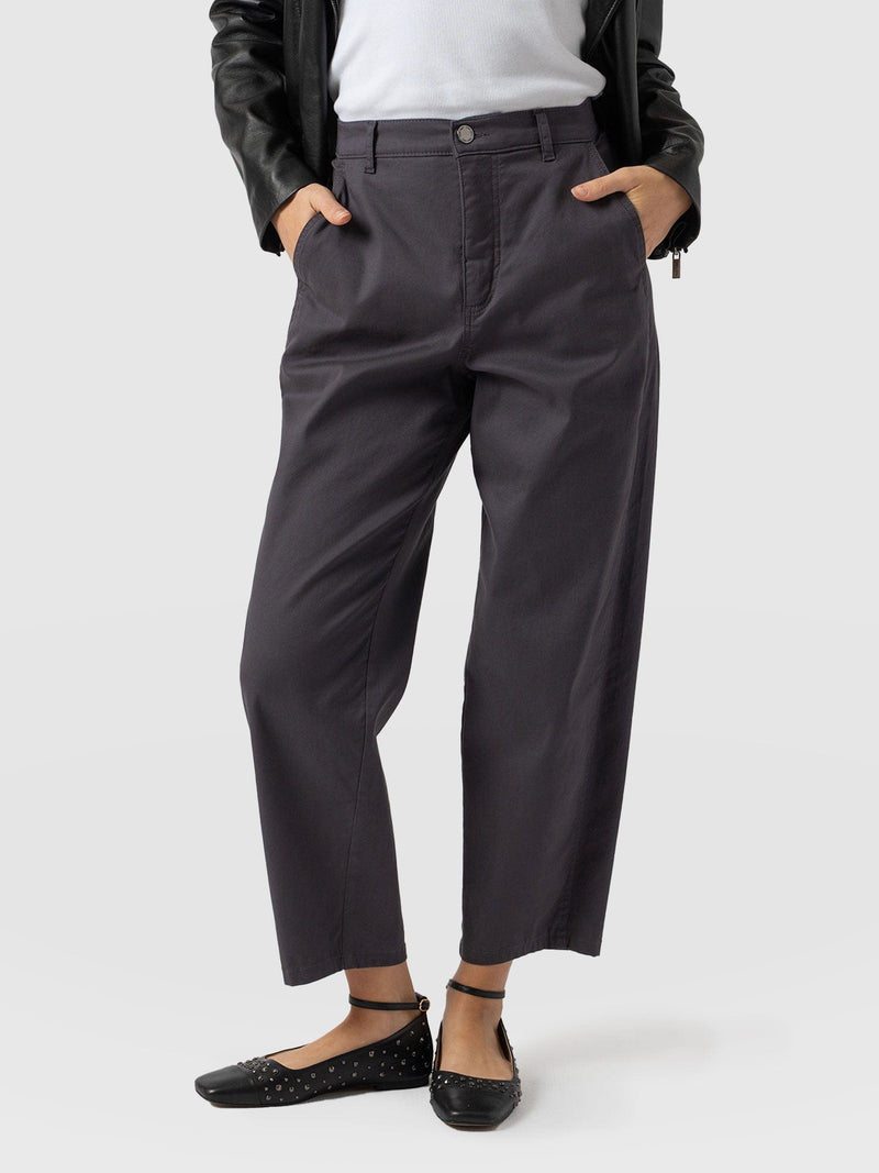 Alma Barrel Leg Chino Charcoal - Women's Trousers | Saint + Sofia® EU