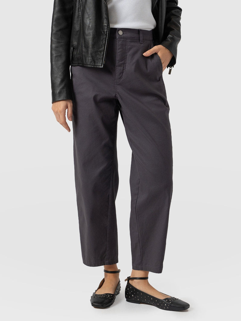 Alma Barrel Leg Chino Charcoal - Women's Trousers | Saint + Sofia® EU